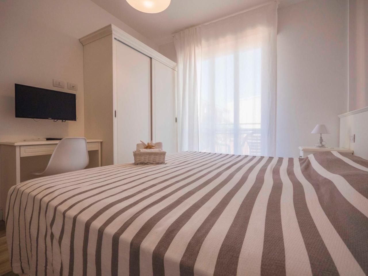 Hotel Continental Пьетра-Лигуре Экстерьер фото