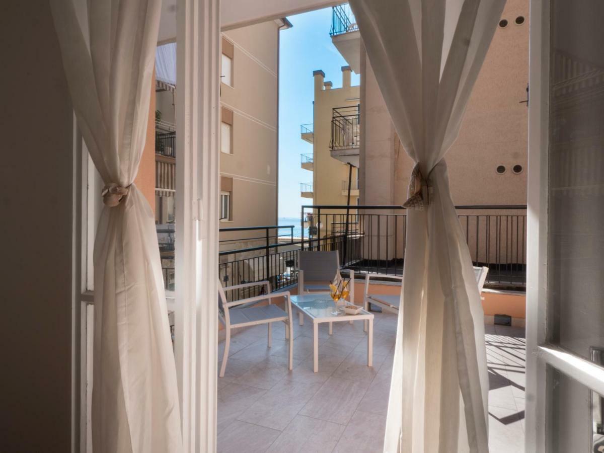 Hotel Continental Пьетра-Лигуре Экстерьер фото