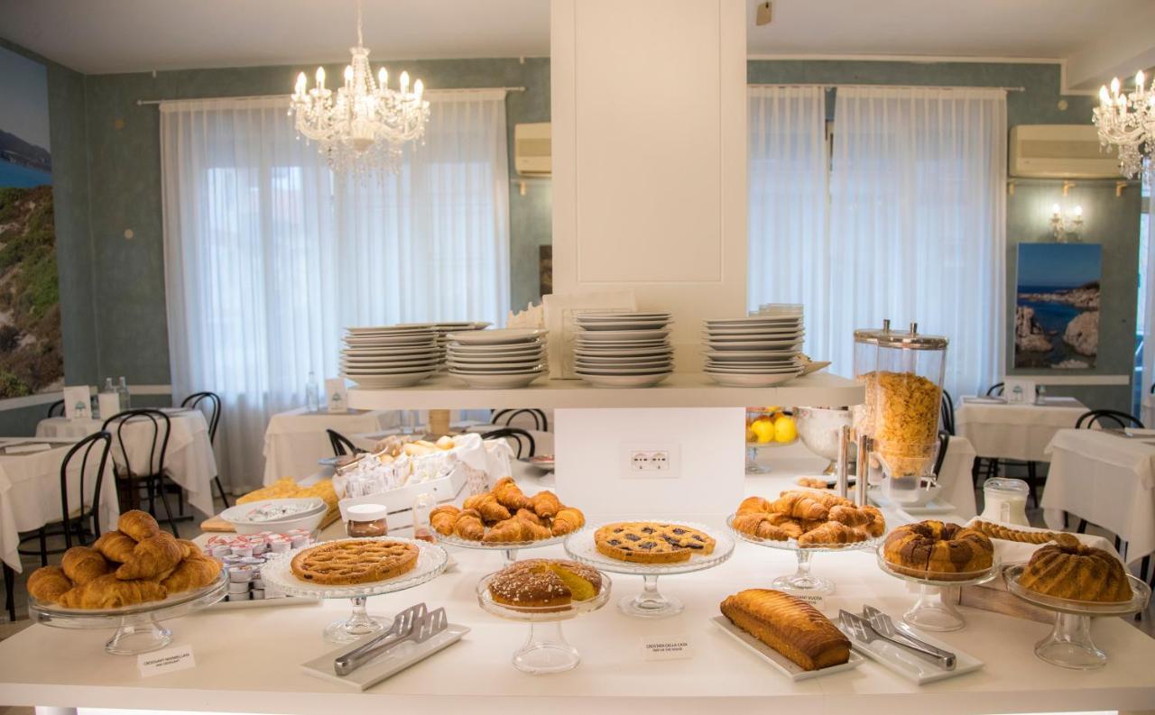 Hotel Continental Пьетра-Лигуре Экстерьер фото